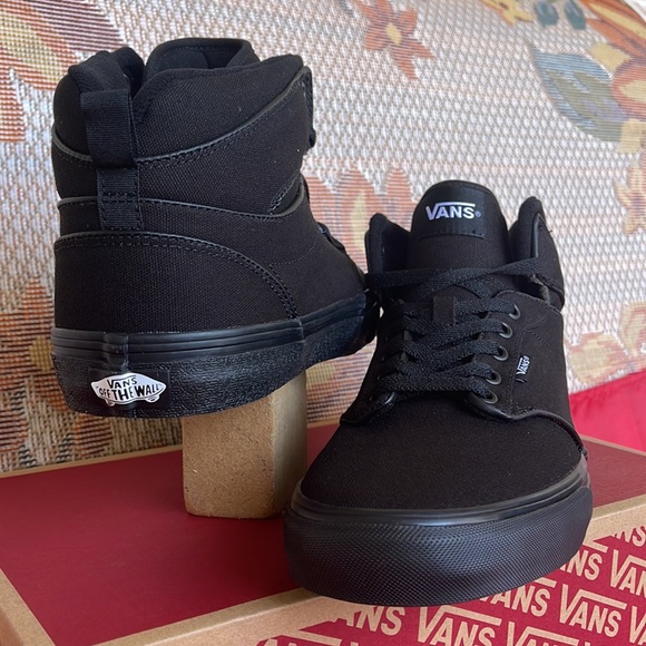 Vans Men’s Atwood Hi
(Canvas) Black/Black
VN0A38BV186 Sneakers - Picture 10 of 16